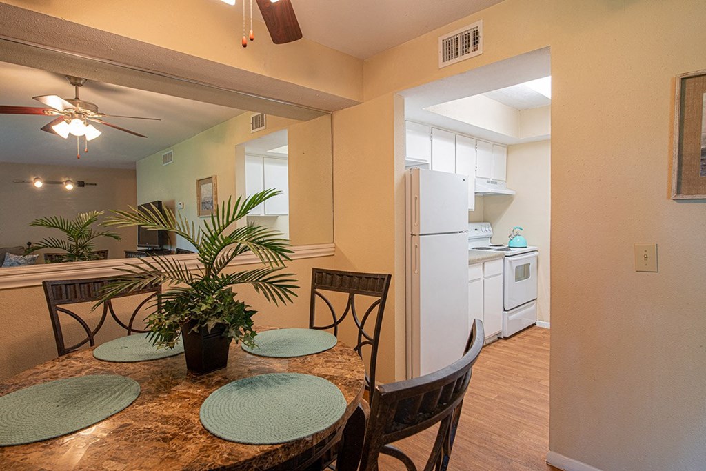 Deer Wood Apartments Breakfast area and Dining Room