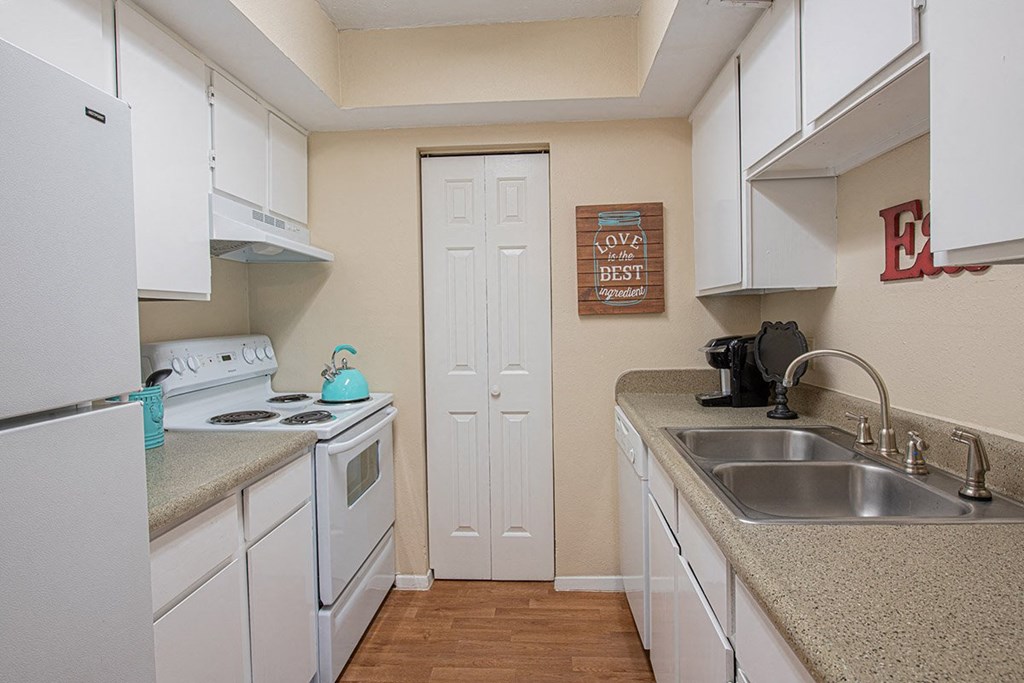 Deer Wood Apartments Kitchen