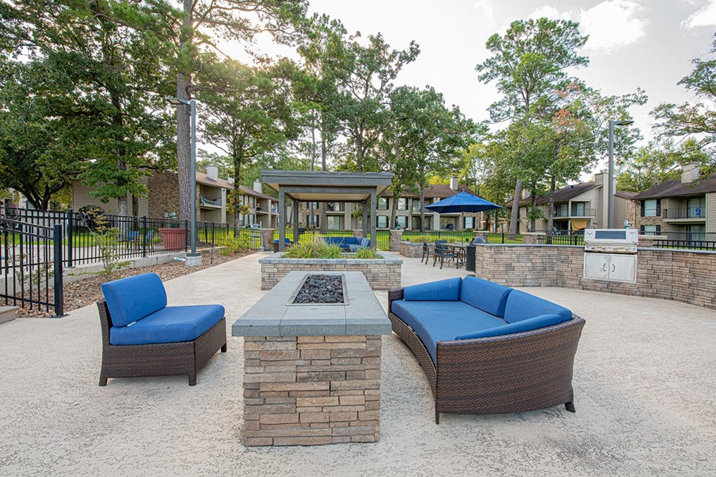 Deer Wood Apartments Outdoor Seating Area
