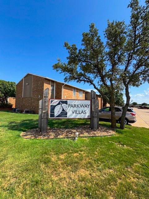 A sign in front of a building that says Parkway Villas.