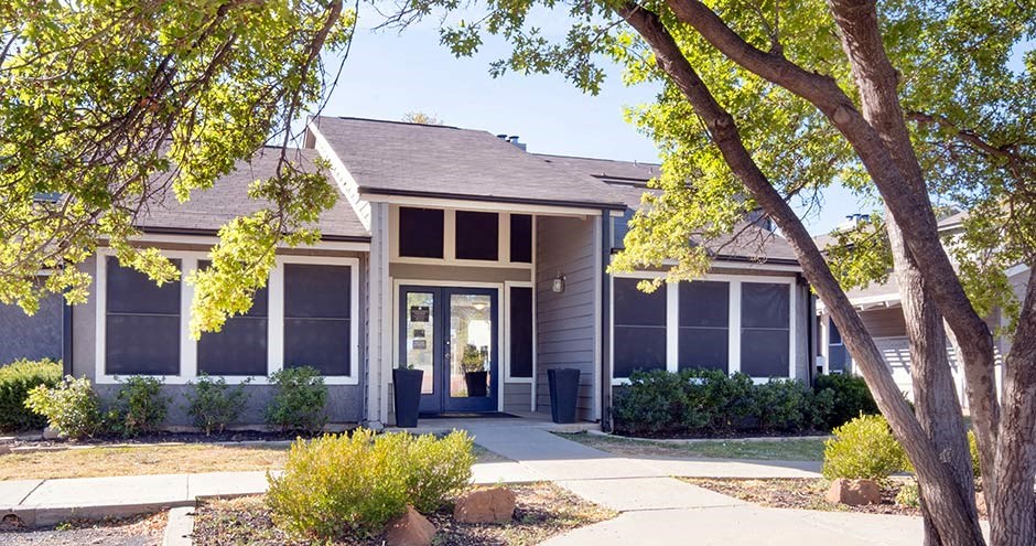 Huntington Pointe Apartments Leasing Office Exterior II