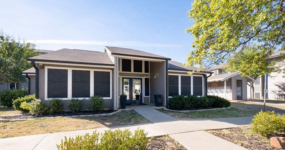 Huntington Pointe Apartments Leasing Office Exterior