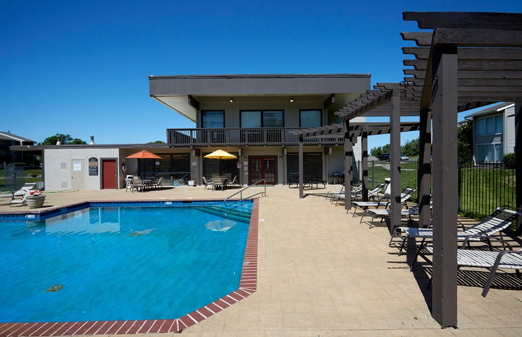 Park Meadows Apartments Kansas City Swimming Pool