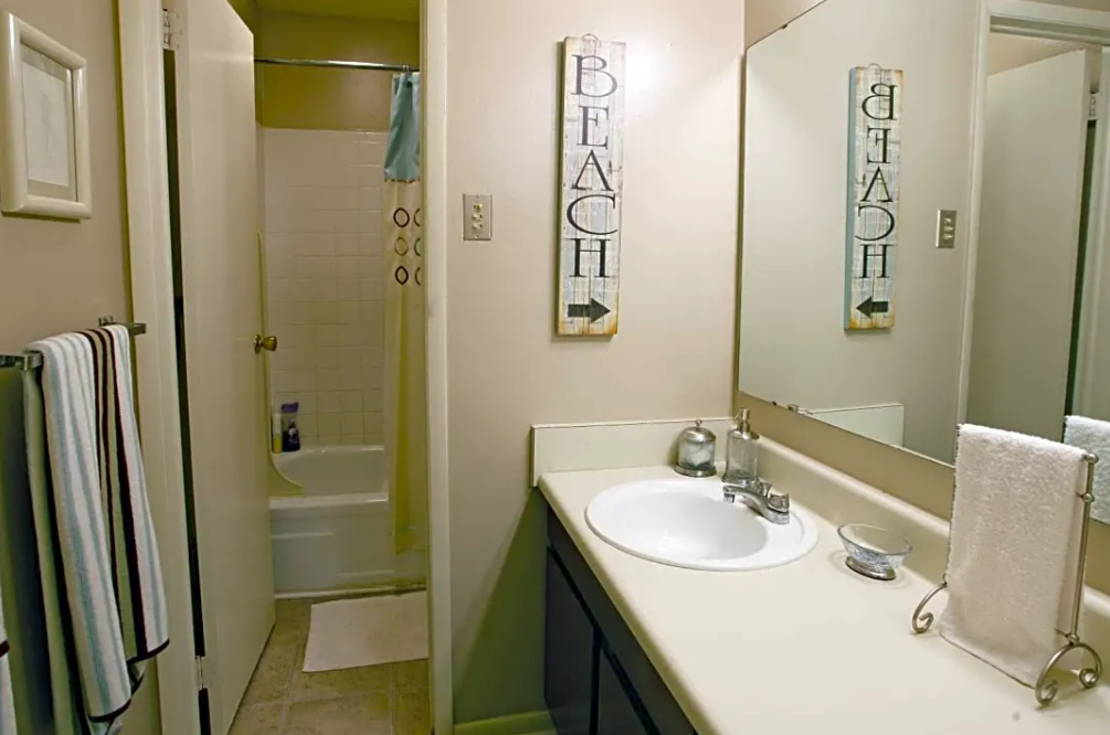 Sturbridge Townhouses Bathroom