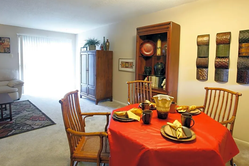 Sturbridge Townhouses Dining Room