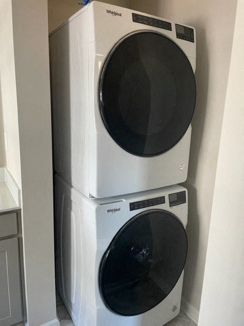 a washer and dryer are stacked on top of each other