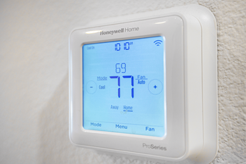 a thermostat is shown on a white wall