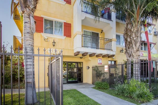 Oceano At Warner Center Apartments, 6355 De Soto Ave, Woodland Hills