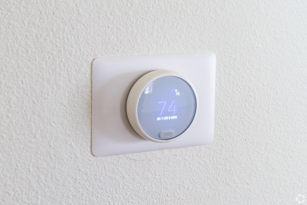 a light switch with a timer on it on a white wall