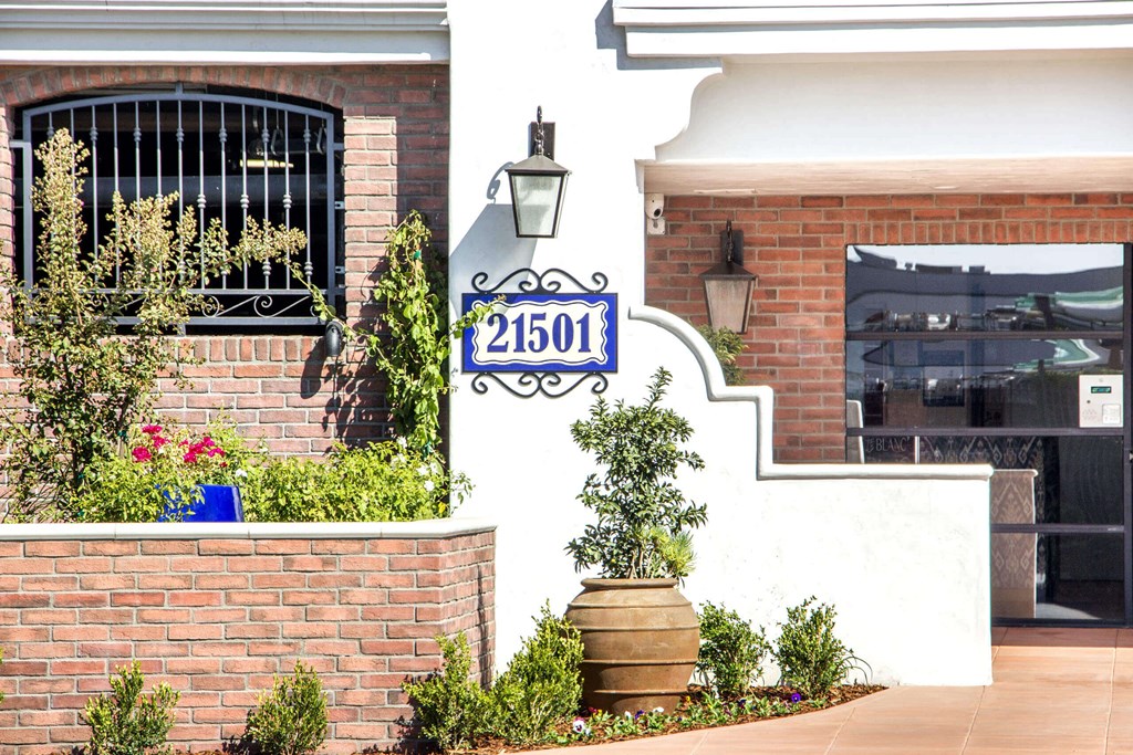 the building in which the apartment is located at Le Blanc Apartment Homes, California