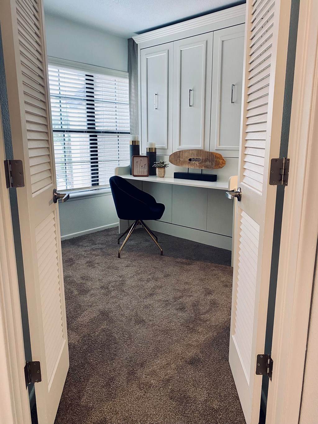 A room with a desk and a chair.