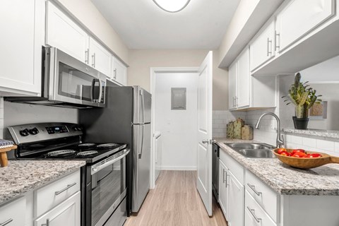 Kitchen, Stove, Refrigerator, Granite Countertops, Microwave, Pantry, Laundry