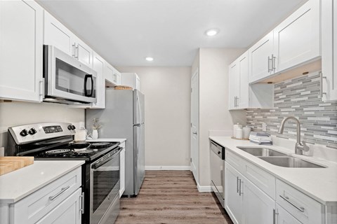 Kitchen, Stove, Refrigerator, Granite Countertops, Microwave, Pantry, Laundry