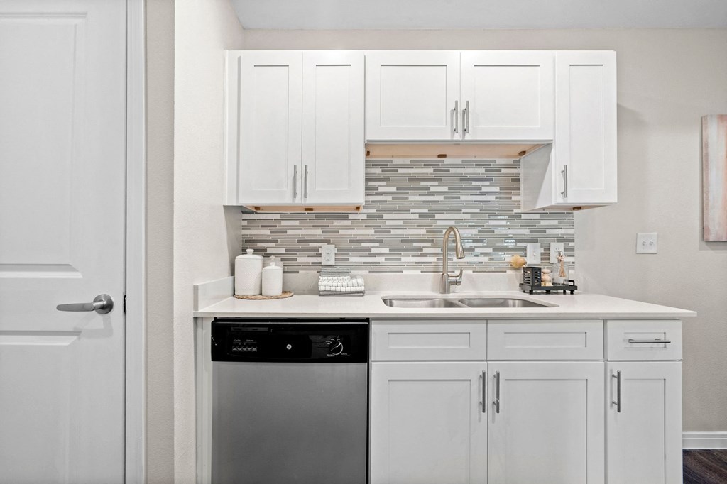 Kitchen, Stove, Refrigerator, Granite Countertops, Microwave, Pantry, Laundry