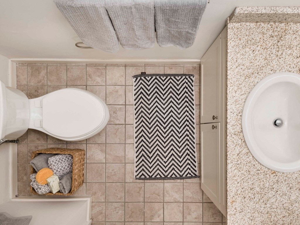 An aerial view of a 1900 Arch bathroom