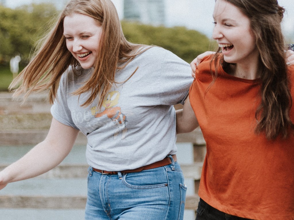 Two residents enjoying a walk near Kardon Atlantic