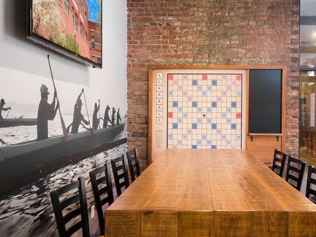The resident lounge at Kardon Atlantic offers table games, big screen TVs and WiFi
