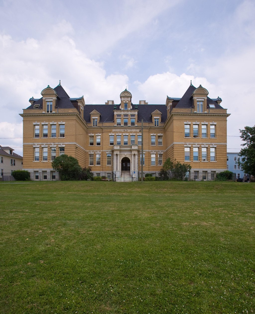 the building in which the hotel is located