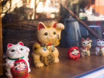 a bunch of cat figurines sitting on a table