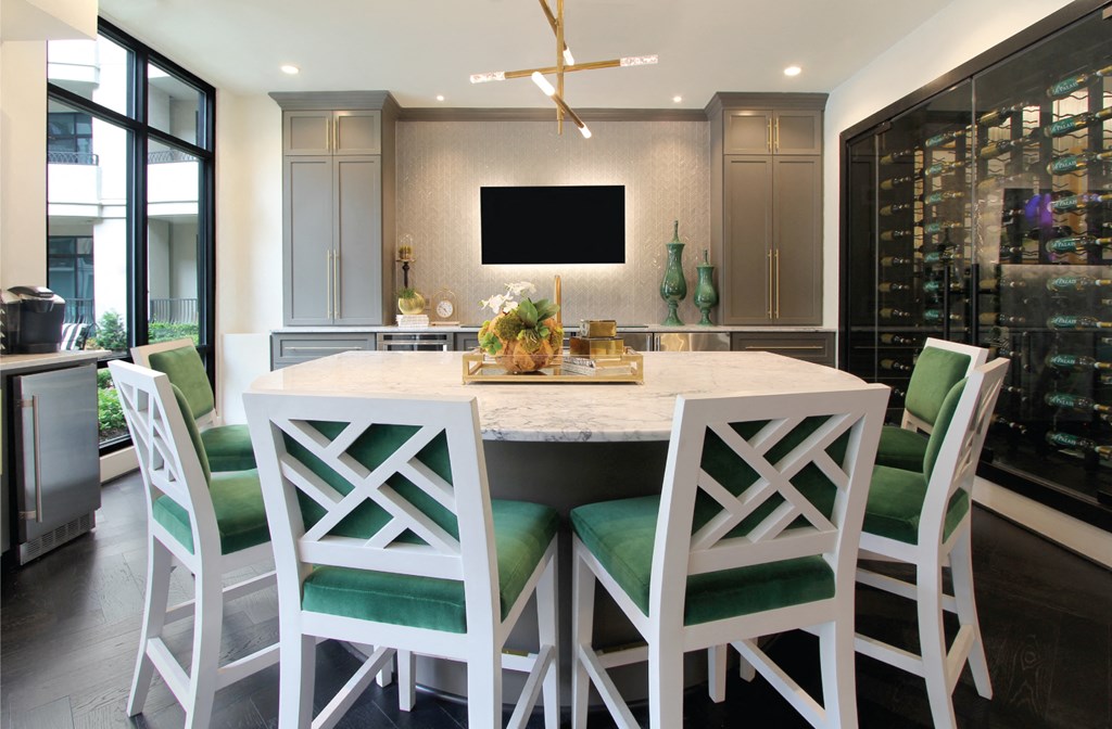 Luxury clubhouse, luxury resident lounge, luxury meeting area at Le Palais Apartments in Houston.