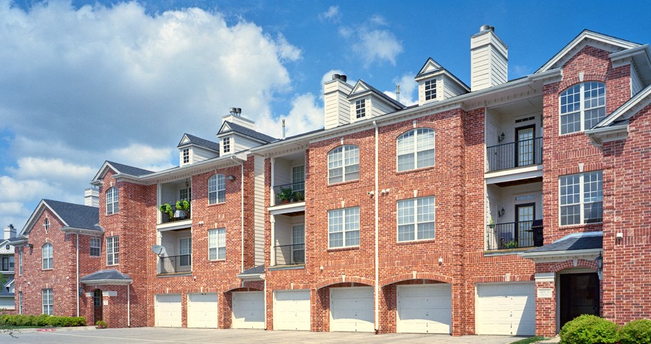 Luxury apartments with golf course views, red brick exteriors, attached garages, and access to Big Papio Trail at The Biltmore Apartments in Omaha, Nebraska