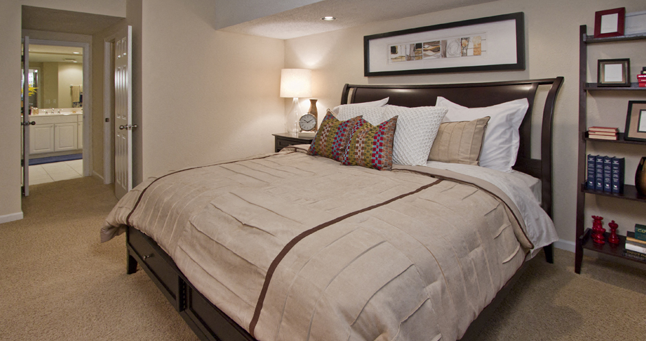 Huge master bedroom with attached walk-in closet and master bathroom, spacious master bedroom at Embassy Park Apartments in Omaha, Nebraska