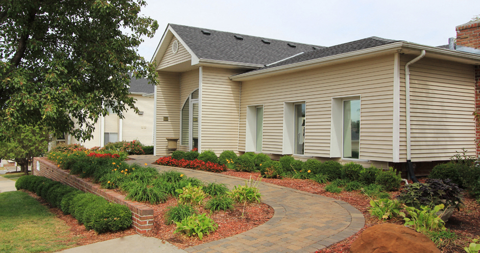 Apartments in central Omaha with lots of trees and lush landscaping, scenic views, and park-like setting at Kensington Woods Apartments