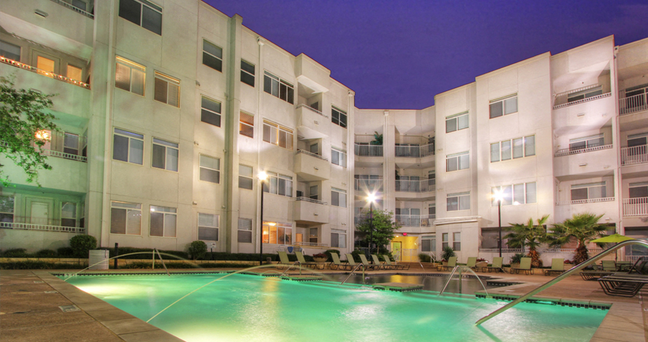 Luxury apartments in the Las Colinas area of Irving Texas with a huge resort-style pool, huge sundeck, poolside lounge chairs, and sunken spa
