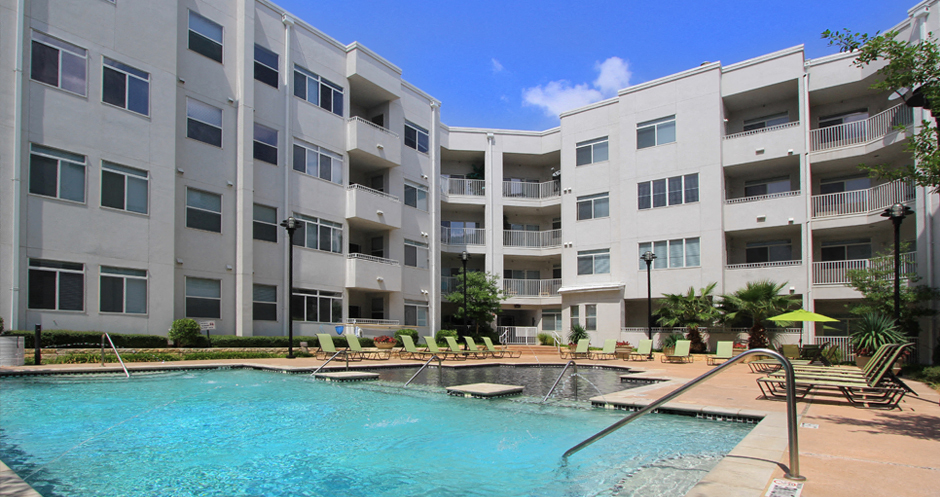 Luxury apartments in the Las Colinas area of Irving Texas with a huge resort-style pool, huge sundeck, poolside lounge chairs, and sunken spa