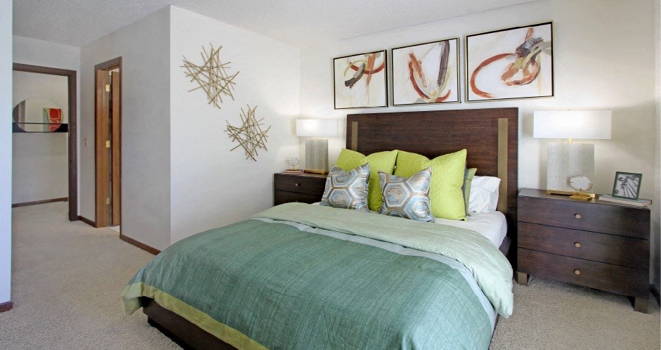 Apartments on Vine Street in Lincoln, Nebraska with spacious master bedroom with attached walk-in closet and master bathroom at LionsGate Apartments