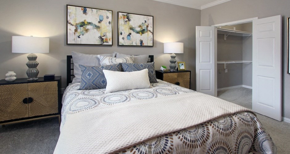 Luxury apartments with spacious bedrooms with attached bathrooms and walk-in closets at Rockledge Oaks Apartments in Lincoln, Nebraska