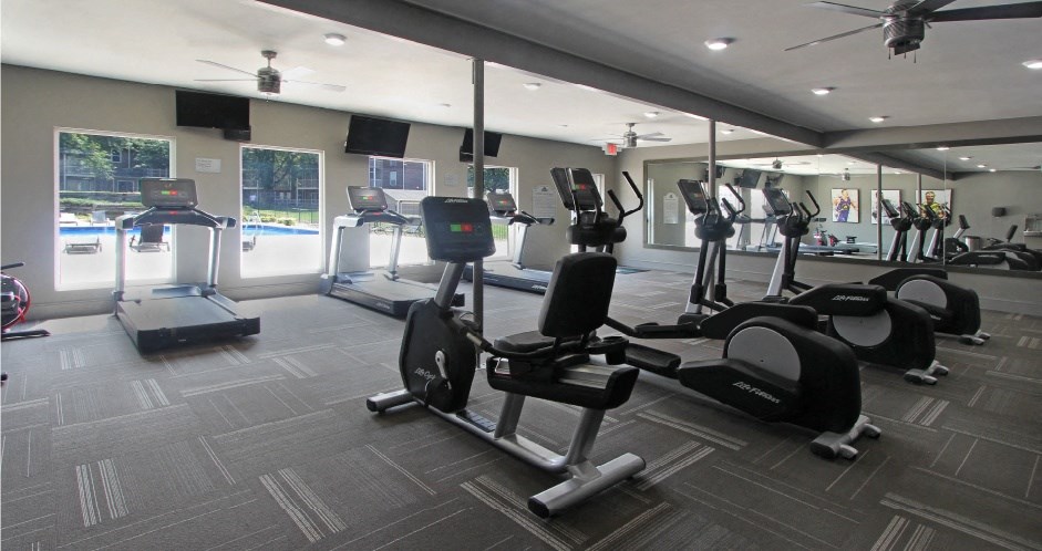 Apartments on Vine Street in Lincoln, Nebraska with huge 24-hour fitness center at LionsGate Apartments