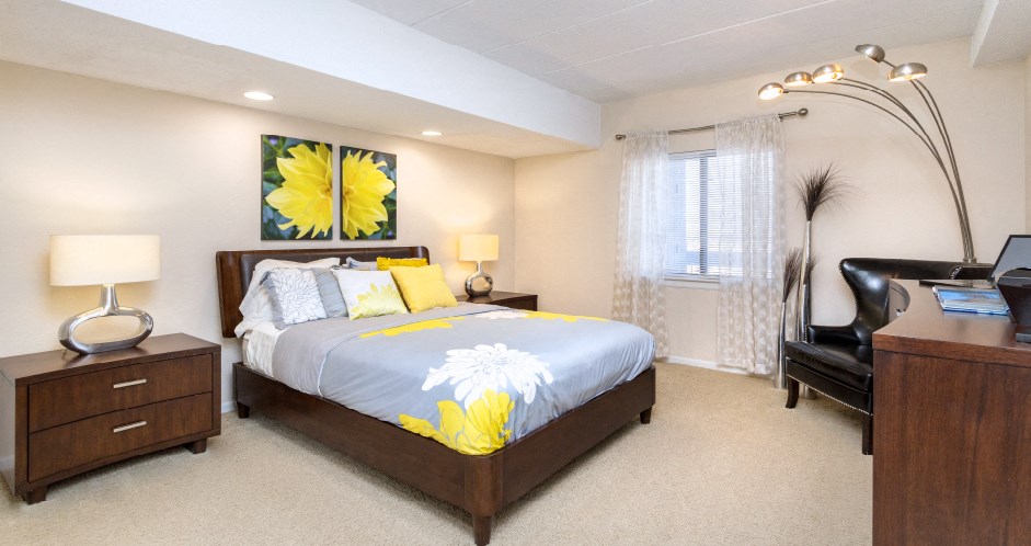 Huge master bedroom with attached walk-in closet and master bathroom, spacious master bedroom at Embassy Park Apartments in Omaha, Nebraska