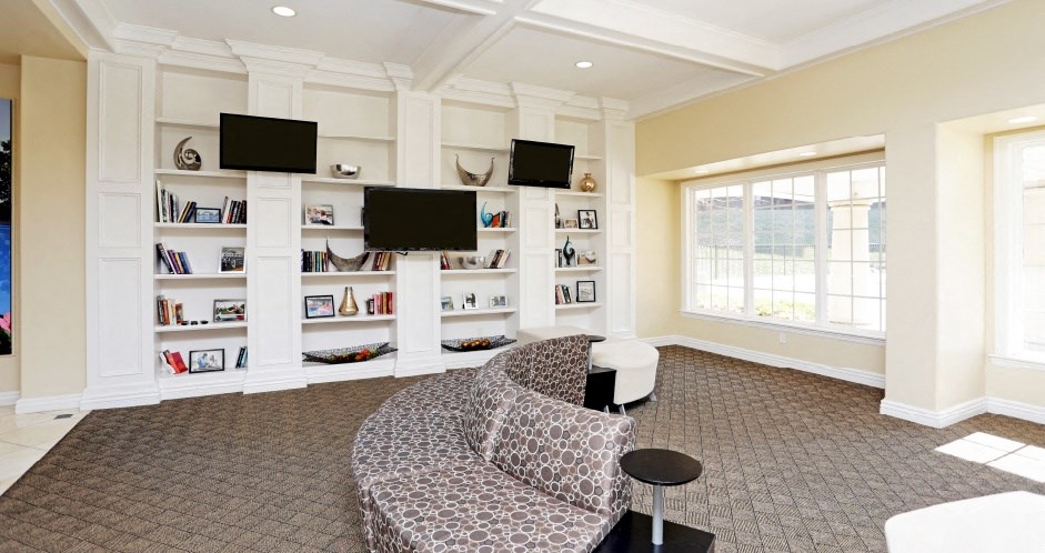 Huge resident lounge, resident cyber lounge, resident cyber café, free wi-fi, resident clubhouse space at Embassy Park Apartments in Omaha, Nebraska