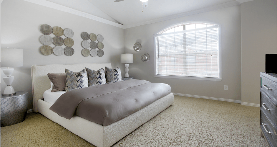 Huge master bedroom, spacious master bedroom with ceiling fan, high vaulted ceiling, over-sized windows, walk-in closet and attached luxury bath suite at Tuscany Villas in Houston.
