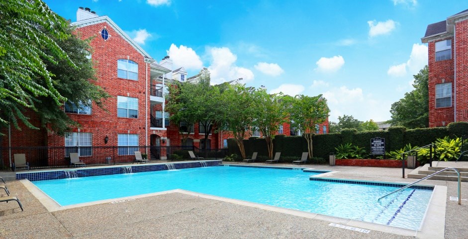 Luxury apartments with large swimming pool, multiple swimming pools, spa, and large sundeck with poolside lounge chairs at The Lanesborough Apartments in Houston