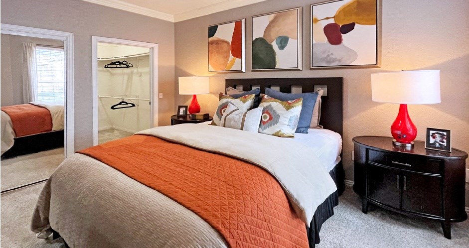 Luxury apartments with spacious bedrooms with walk-in closets at Lenox Village Apartments in Lincoln, Nebraska