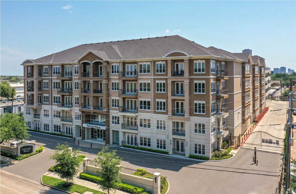 Tuscany Walk luxury apartments near downtown Houston