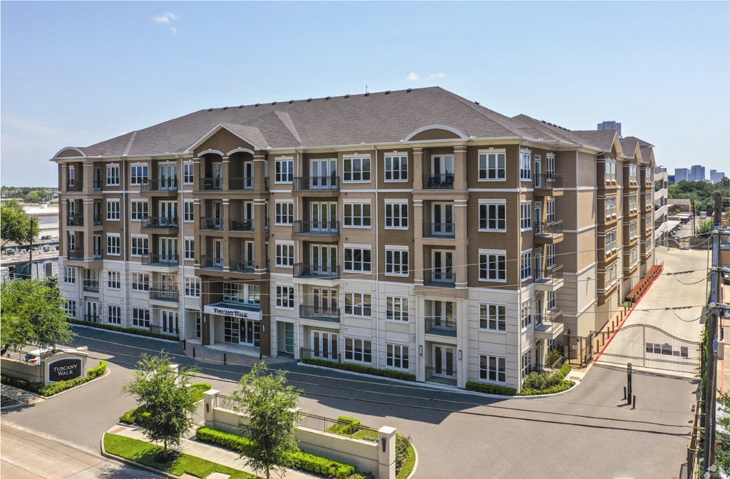 Tuscany Walk luxury apartments near downtown Houston