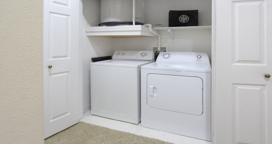 Luxury apartments with full-size washer and dryer at TurtleCreek apartments in West Des Moines, Iowa