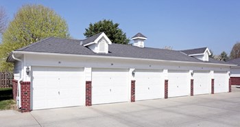 Luxury apartments in south Lincoln Nebraska with detached garages - Photo Gallery 26