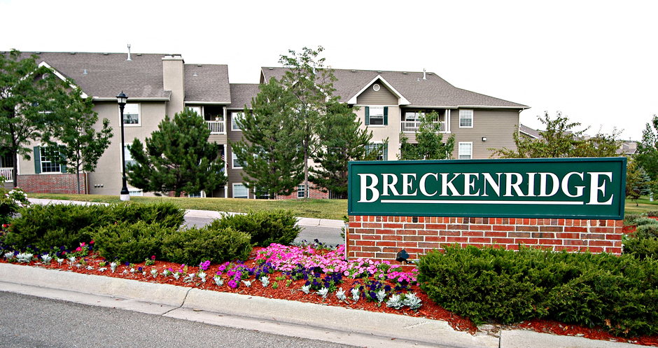 Apartments in southwest Omaha located next to Zorinsky Lake with West Papio Trail Access, scenic views, lush landscaping, beautiful landscaping, and park-like setting with lots of trees at Breckenridge Apartments