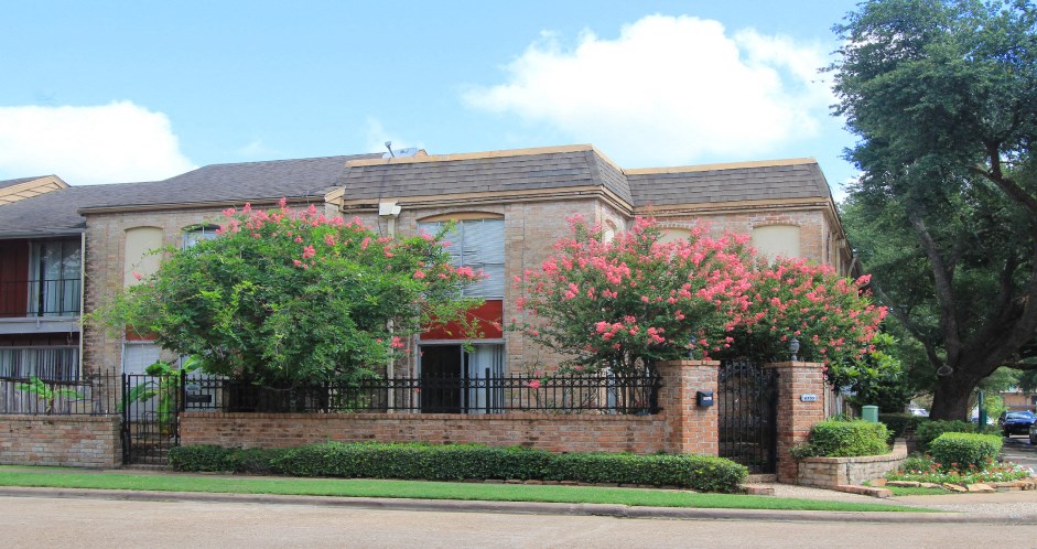 Beautiful unique townhome community near the Galleria within walking distance of shops, restaurants, and entertainment at Briarwood Apartments in Houston.