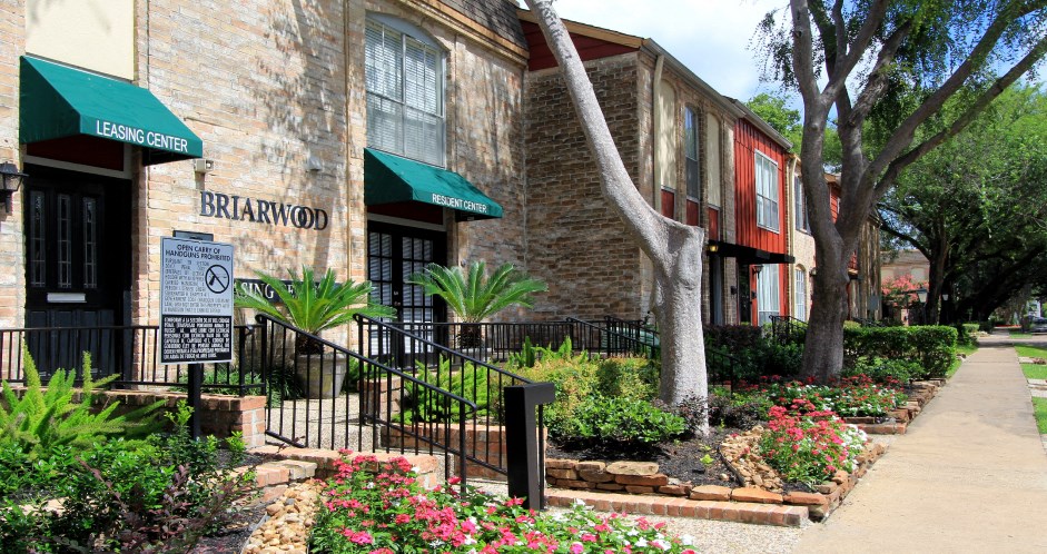 Townhomes near the Galleria with a small community feel, tree lined residential setting, immediate access to public transportation and freeways, within walking distance to restaurants, shops, and Entertainment at Briarwood Apartments in Houston.