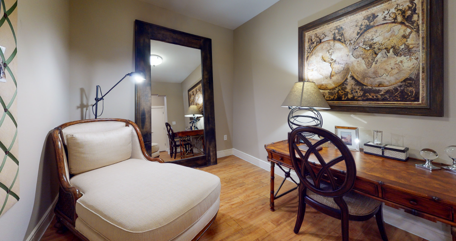 Luxury apartments in the Las Colinas area with spacious den or office space