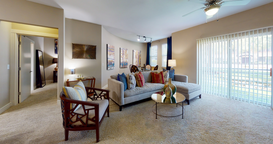 Spacious open floor plan, spacious luxury apartments with 10-foot ceilings, and courtyard views at Delante Apartments in Irving, Texas