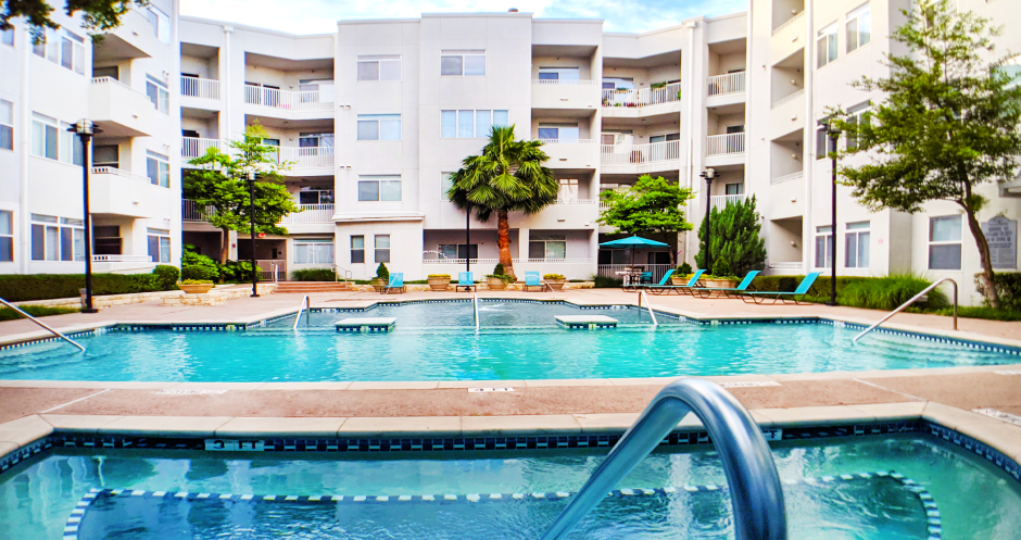 Luxury apartments in the Las Colinas area of Irving Texas with a huge resort-style pool, huge sundeck, poolside lounge chairs, and sunken spa