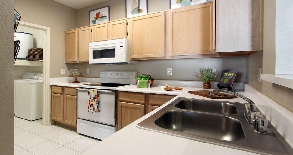 Luxury apartments with spacious kitchen, full-size washer and dryer, breakfast bar, washed oak cabinets, and 9-foot ceilings at Kensington Square Apartments.