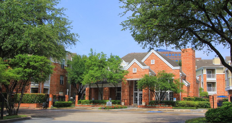 Luxury apartments in north Dallas near the Mary Kay Museum with beautiful landscaping, attached garages, and golf course views.