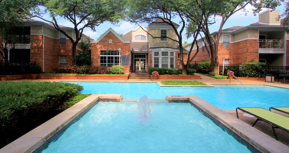 Luxury apartments with two resort-style swimming pools near the Mary Kay Museum with attached garages, golf course views, and beautiful landscaping in Dallas.